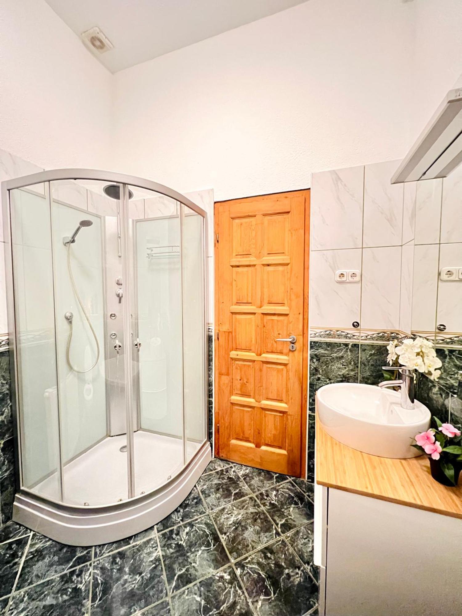 Kerepesi 3 - Opposite Keleti Station Apartment Budapest Ngoại thất bức ảnh